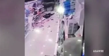 شاهد.. ثور هائج يقتحم متجرا ويهاجم امرأة حاملا