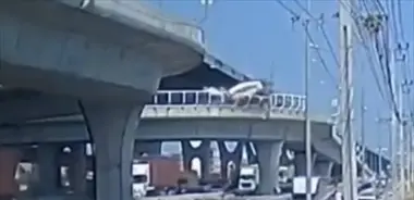 حادث مروع في تايلاند: شاحنة إسمنت تسقط من جسر وفيديو يوثق الواقعة