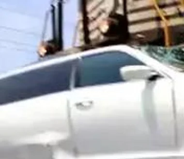 شاهد اصطدام قوي بين قطار وسيارة ليموزين