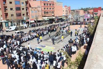مسيرات للأساتذة تَنْطَلِق بشوارع مجموعة من المدن المغربية وارتباك كبير في الدراسة داخل المؤسسات التعليمية