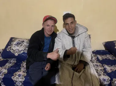 صورة واحدة قلبت الأجواء.. مؤثر شهير يواجه انتقادات بعد ظهوره مع أسامة بريك