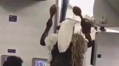 بالفيديو: زعيم نيجيري يمارس طقوساً غريبة على متن طائرة كندية