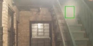كاميرات مراقبة ترصد شبحا يتحرك على سلم مبنى