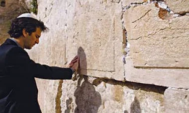 في سَابقة مِن نوعِها، إسرائيل تَمنحُ عربيًا لقبَ نصيرَ الشَّعب اليهُودي