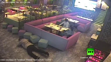 بالفيديو: اعتقال الرئيس الجورجي السابق في كييف بطريقة مهينة وعنيفة