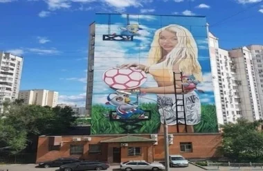 مدير وكالة يحتفل بكأس العالم  بوضع صورة عملاقة لزوجته
