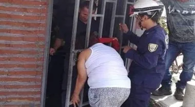 تجسست على الجيران.. فعلق رأسها 5 ساعات في الحديد