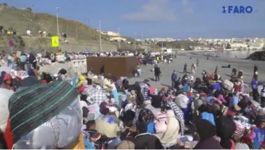 أزيد من 1000 مغربي يخترقون المعبر الحدودي لسبتة و يرددون "الله أكبر و عاشت اسبانيا" (فيديو)