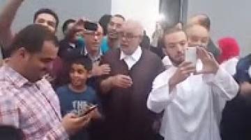 شاهد كيف استقبل بنكيران المغاربة وجيرانه أمام بيته بعد فوزه في انتخابات أكتوبر