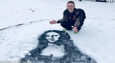 يستعمل الثلوج الكثيفة كأرضية للوحات فنية مبدعة