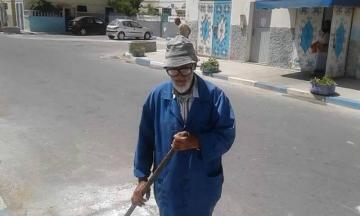 بالفيديو : مواطنون من أكادير يستجيبون لنداء " با أحمد " عامل النظافة و يكرمونه بطريقة رائعة