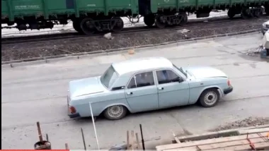 بالفيديو: يصعب التصديق بأن هذه السيارة الصغيرة يركبها 17 عاملاً
