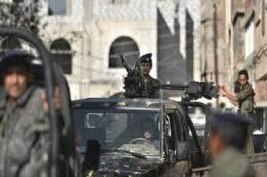 الشرطةاليمنية تستخدم الذخيرة الحية ضد المتظاهرين المعارضين 