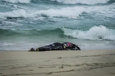مياه شاطئ الفنيدق تلفظ جثة مهاجر جزائري