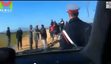 حقيقة صادمة بالدليل فضيحة الجزائر تطرد لاجئين سوريين على الشريط الحدودي