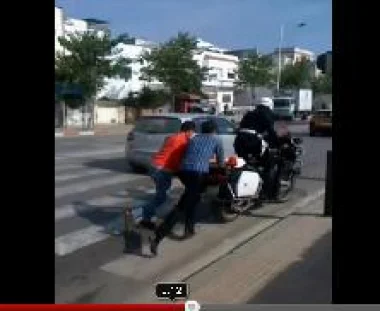 الشعب في خدمة الشرطة 