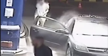 رفض إطفاء سيجارته فلقنه عامل محطة درسا لن ينساه (فيديو)