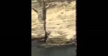 بالفيديو.. لبناني يُنفذ قفزة هائلة من أعلى صخرة الروشة