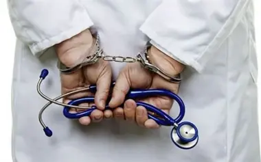 أغرب من الخيال.. "توأم" يخدعان وزارة الصحة لعامين: أحدهما طبيب والآخر يحل محله بالوحدة الصحية!