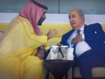 حديث ساخن بين ولي العهد السعودي والرئيس الجزائري تبون في افتتاح المونديال (فيديو)