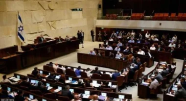 وزير إسرائيلي يطعن في قانون منع مكبرات الآذان في القدس