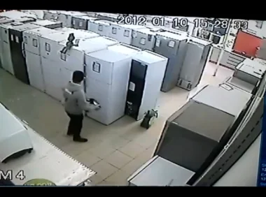 شخص يسرق "كوكوت" من أحد متاجر طنجة