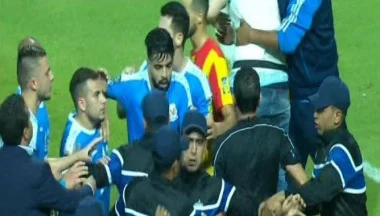 بالفيديو .. لاعبو الفيصلي يرفضون هدف الترجي و يعتدون بالضرب على الحكم بطريقة مهينة