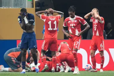 إصابة مروعة لجمال موسيالا بعد تدخل عنيف من دوناروما