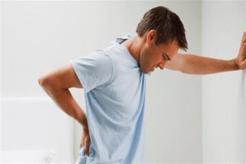 تعاني من ألم الظهر؟ هذه 4 ممارسات تدمر عمودك الفقري