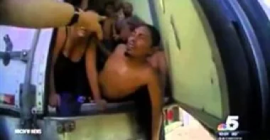 بالفيديو والصور.. رجل يحشر 39 مهاجرا في شاحنة صغيرة لتهريبهم لأمريكا