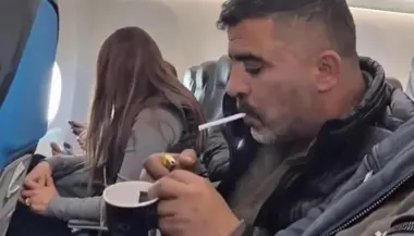 فيديو التدخين داخل الطائرة يورّط مؤثراً تركياً.. شركة طيران تضعه على القائمة السوداء لمدة عام