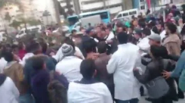 بالفيديو تدخل قوات الامن اثناء تفريق وقفة الاساتذة المتدربين بطنجة