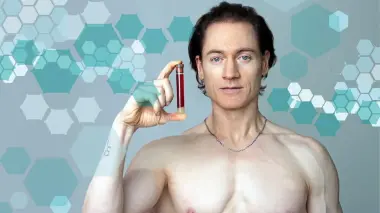 صرف المليارات لكي لا يموت.. ملياردير يعلن إصابته بمرض نادر تأكل فيه معدته نفسها