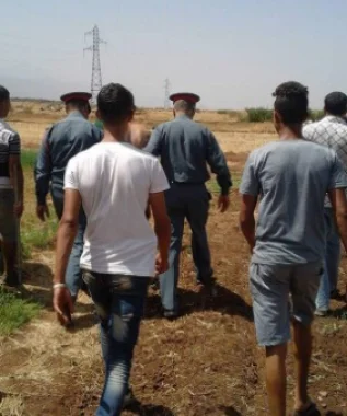 السيبة هادي... مسخوط الوالدين يعربد بالسلاح الأبيض ويوجه ضربة لرأس والدته ويصيب مواطنين بالشارع