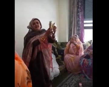 فيديو زوجة قيادي بالجبهة الوهمية تتباهى بالأموال يثير سخط ساكنة تندوف
