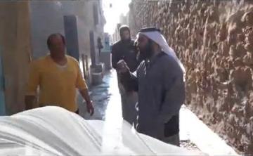 داعية بحريني يقتحم وكر دعارة في تونس.. وحصلت المفاجأة !!