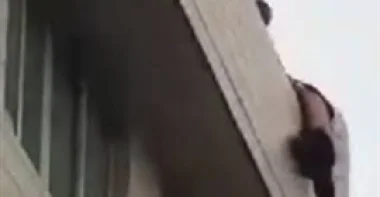 لحظة إنقاذ شاب حاول الانتحار قفزا من أعلى بناية (فيديو)