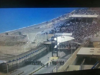 بالفيديو: مواجهات عنيفة بين عشرات المغاربة وعناصر أمن مغاربة وإسبان بمعبر باب سبتة المحتلة