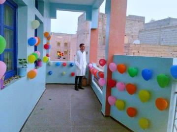 بالصور : أستاذ يخصص لتلاميذه استقبالا رائعا مع بداية الدخول المدرسي