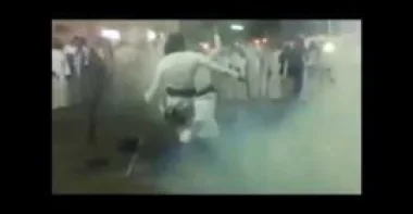 بالفيديو.. رجل يطلق النار على مؤخرته بالخطأ في أحد أفراح الخليج