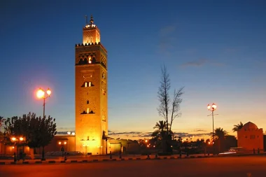 عجيب: شخص يسرق بابا تاريخيا من الكتبية ويحاول بيعه بـ"الجوطية"