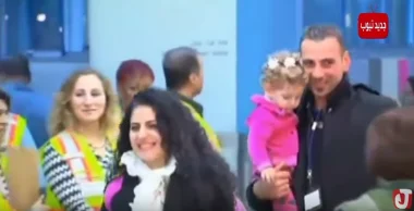 استقبال رائع بكندا عند وصول أول مجموعة من اللاجئين السوريين