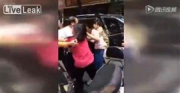 بالفيديو.. زوجة تستعين بعائلتها لضرب زوجها الخائن
