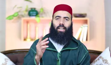 اتُّهِم بـ"نشر الفتنة".. الداعية "العمري" يثير غضبا واسعا بـ"الريف" بعد لقاء "إمزورن"