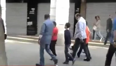 الملك محمد السادس و إبنه الأمير مولاي الحسن بشوارع تونس وسط دهشة التونسيين