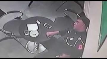 بالفيديو .. وفاة شرطي وهو جالس في قهوة بالدارالبيضاء