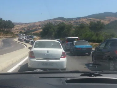 موكب من السيارات متجه الى تطوان عبر الطريق الوطنية طنجة - تطوان 
