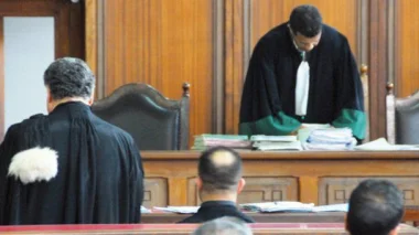 المحكمة الإدارية تحسم الجدل وتقر بقانونية البوابات الإلكترونية بحافلات النقل الحضري