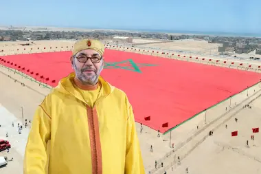 "لا رازون" الإسبانية: الملك محمد السادس يرد على الفيتو الروسي بإعلان نهاية بعثة الأمم المتحدة في الصحراء المغربية