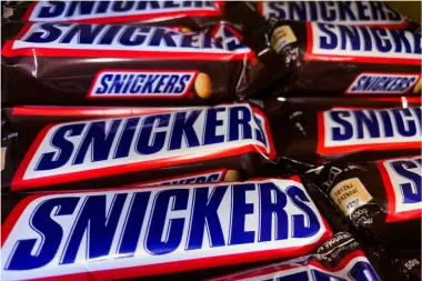 ما سر اسم Snickers؟ قصة غير متوقعة وراء واحدة من أشهر قطع الشوكولاتة